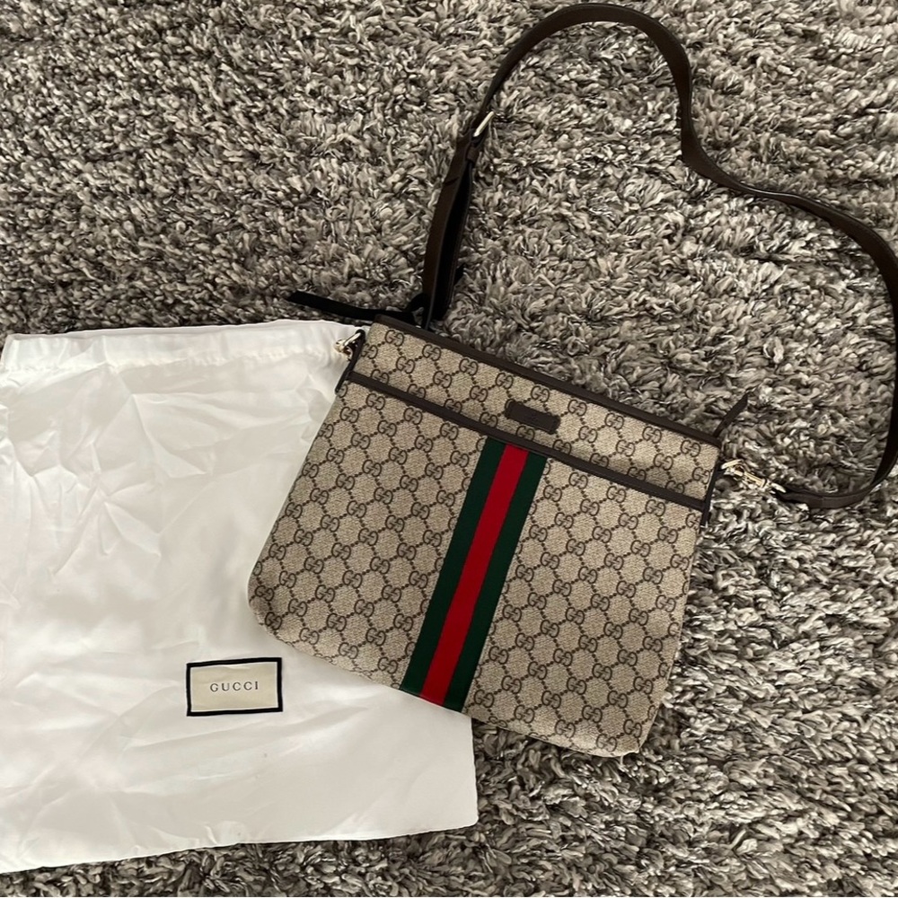 Like New Gucci Crossbody. Stores in dust cover